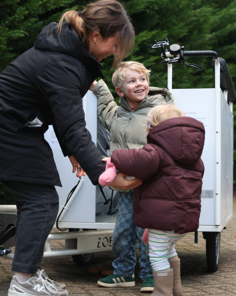Kinderen bij de bakfiets